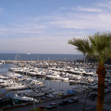 卡拉乔洛10号酒店 4*